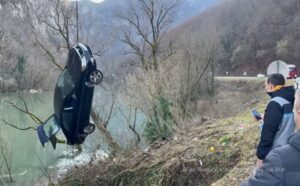 Nesreća na magistrali Banjaluka – Jajce: Automobilom sletio u jezero VIDEO