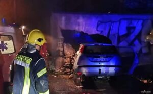Autom udario u zid: Mladić poginuo u teškoj nesreći
