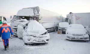 Haos zbog snježne oluje: Zarobljeno oko 200 ljudi, u više nesreća ima poginulih i povrijeđenih