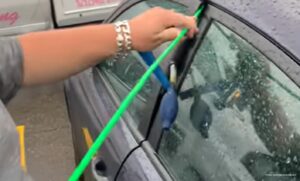 Dobar alat i stručnost: Evo kako otvoriti auto ako ste izgubili ključeve VIDEO