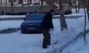 Smeta mu igra: Penzioner posipao so po snijegu da se djeca ne bi mogla sankati VIDEO