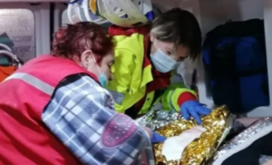 Stigla beba! Hitna pomoć reagovala na poziv iz kafića, pa porodila Sarajku na auto-putu FOTO