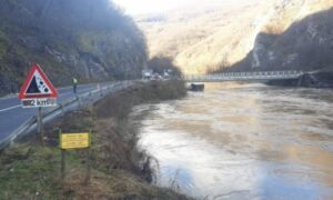 Nesreća usporila saobraćaj: Automobil sletio u rijeku, tri osobe prebačene u bolnicu