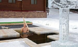 Običaj povodom Bogojavljenja: Putin se prekrstio i tri puta zaronio u ledenu vodu