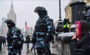 Baka „probija“ kordon, specijalac nosi djevojku: Pet neobičnih epizoda sa protesta u Rusiji VIDEO