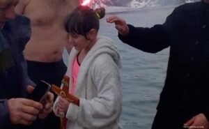 Hladna voda je nije zaustavila: Djevojčica Sara (7) prva stigla do Časnog krsta FOTO