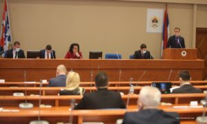 Odborniku Banjcu pozlilo za govornicom: Prekinuta sjednica skupštine grada Banjaluka