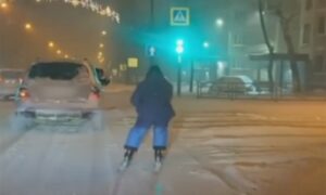 Hrabrost ili ludost: Skijao ulicama grada vezan za automobil VIDEO