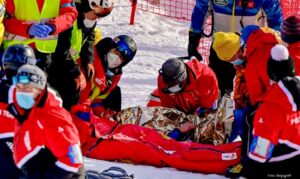 Nesreća na trci: Skijaš pao na glavu i izgubio svijest VIDEO