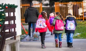 Grupa roditelja traži da se đaci vrate u školske klupe: Online nastava nema nikakvu svrhu