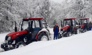 Kao u stara vremena! Mještani traktorima i “vozama” u borbi protiv visokog snijega VIDEO