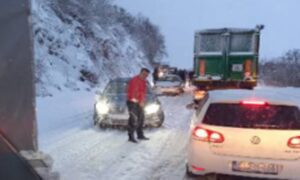 Vozači, pažljivo za volanom! Snijeg usporio saobraćaj u ovim dijelovima BiH