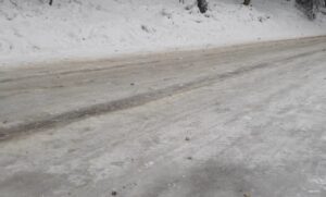 Snijeg pravi probleme vozačima: Put preko Morina zatvoren zbog smetova