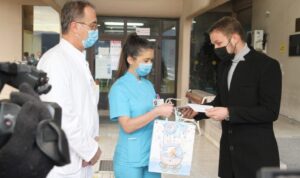 Gradonačelnik uručio poklone: Prvorođenoj bebi u Banjaluci zlatnik i 1.000 KM
