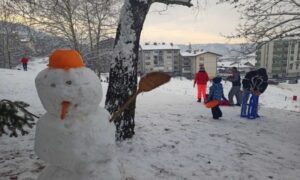 Uživanje u zimskim radostima: Popularno brdo u Banjaluci “ugostilo” brojne mališane VIDEO