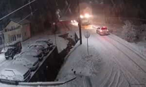 Vozač nije uspio da se zaustavi: Sudar automobila i grtalice VIDEO