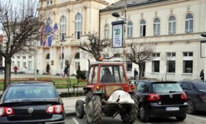 Neobična scena pred Gradskom upravom: Traktorom se dovezao u strogi centar grada