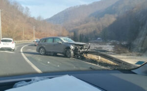 Stravičan udes! Jedan automobil završio na bankini, drugom prednji dio potpuno uništen