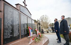“Dali odlučujući doprinos stvaranju RS”: Položen vijenac na spomenik palim borcima VRS