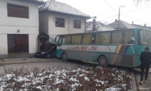 Vozač nije bio za volanom: Ugašen autobus se zabio u auto, pa u voćaru FOTO