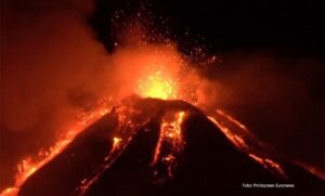 Etna i Stromboli proradili isti dan: Iz vulkanskog grotla izbija gust crni dim koji se diže ka nebu
