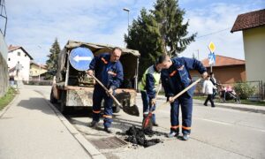 Kako bi se izbjegle saobraćajke: Krpe rupe u Banjaluci