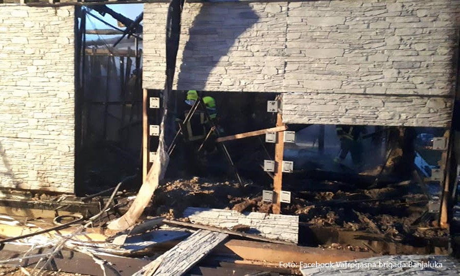 Eksplozija tokom gašenja požara: Povrijeđen banjalučki vatrogasac