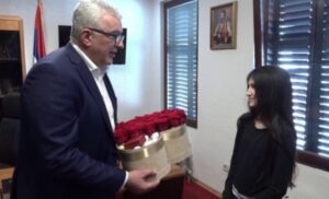 “Hvala ti, Daro!”: Mandić poklonio Biljani Čekić zlatnik sa likom Svetog Vasilija VIDEO