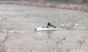Pijan sletio u rijeku: Utvrđena teška alkoholisanost mladiću koji je spasen iz potopljenog auta
