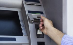 Nesvakidašnja nezgoda na bankomatu: Pokušao da podigne 500 KM, novac otišao u tuđe ruke