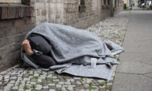 “Odlučio da nestane”: Beskućnik umro od hladnoće, a na računu imao više od 100.000 evra