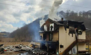 Potresan prizor: Nemilosrdna buktinja “progutala” kuću u Bistrici kod Banjaluke FOTO