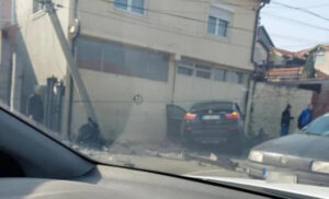 BMW se nakon sudara sa “fijatom” zakucao u banderu i kuću – muškarac hitno prevezen u bolnicu