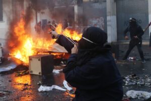 Policajac ubio uličnog zabavljača u Čileu, nastao haos VIDEO