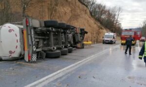 Teška nesreća! Prevrnula se cisterna, vatrogasci spasavali vozača kojem je ruka bila priklještena