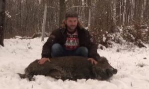 Neobičan kućni ljubimac: Dušan udomio tek rođenju divlju svinju, dao joj ime Korona VIDEO