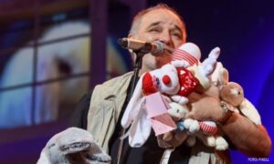 Tradicija na koncertima: Evo zbog čeka su Balaševića obasipali plišanim zečevima