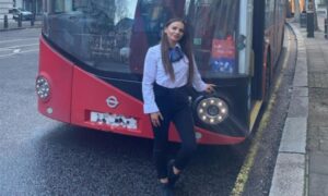 “Ljudi su poludjeli”: Mlada ljepotica radi kao vozač autobusa i ruši stereotipe FOTO