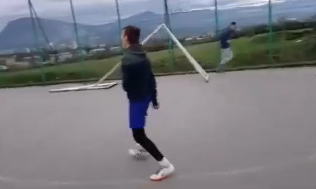 Na internetu nema čega nema: Snaga dječaka “ruši” gol ili nešto drugo VIDEO