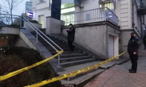 Ranjen makazama pri pokušaju pljačke banke: Razbojnik uhapše čim je izašao iz bolnice
