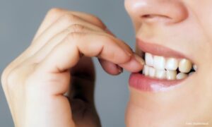 Stomatolog upozorio: Grickanje noktiju ugrožava zube