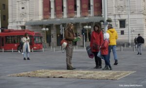 Izvela performans u Beogradu: Umjetnica iz Prijedora platila kaznu i ostala bez tepiha