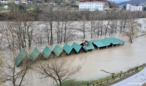 Vodostaj naglo porastao: Drina poplavila kamp kućice VIDEO