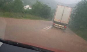 Zbog izlivanja vode na kolovoz: Obustavljen saobraćaj na magistralnom putu Bosanska Krupa – Bužim