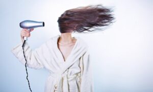 Mali, ali korisni trikovi: Kako da vam kosa bude oblikovana kao kada izađete iz salona