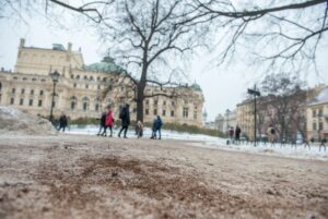 U Krakovu umjesto soli na snijeg i led posipaju kafu
