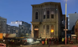 Izazovan poduhvat: Pogledajte kako su kamioni premjestili kuću staru 139 godina VIDEO