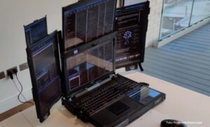Ima sedam monitora: Pogledajte kako izgleda “čudovišni” laptop