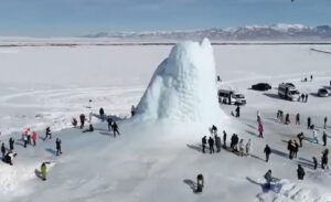 Čudo prirode: Usred kazahstanskih stepa iznikao „ledeni vulkan“ VIDEO