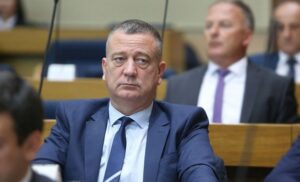 “Pokušao je da me udari glavom”: Tubin tvrdi da ga je Radović napao u skupštinskom restoranu